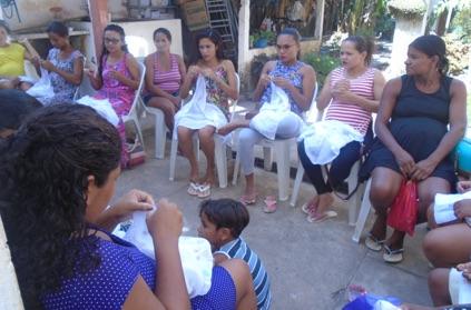 Estética As fraldas de nossos bebês ficaram lindas com os detalhes em crochê que fizemos.