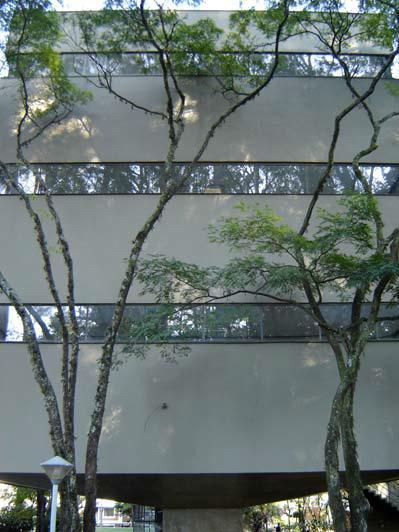 laterais com vigas de concreto, vedação em vidro e aço.
