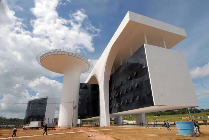Palácio do Governo O edifício de concreto armado possui quatro pavimentos suspensos por 30 cabos de