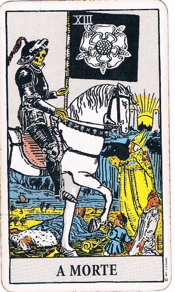 O Arcano A MORTE no tarô de WAITE Waite representa a morte através do Cavaleiro do Apocalipse que vem anunciar a vida, simbolizada através da bandeira com a rosa mística.
