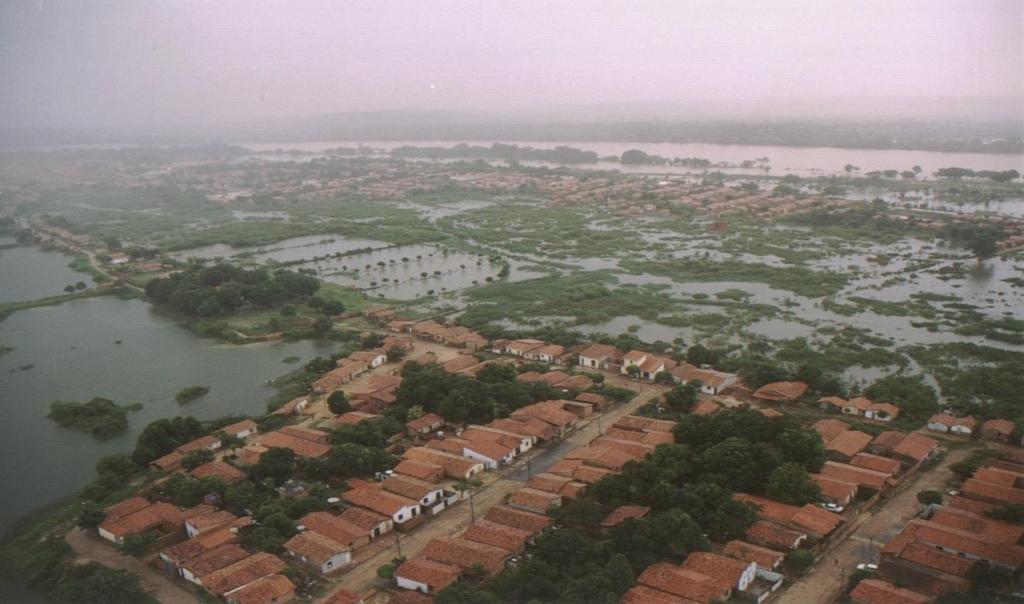 ÁREA DE ATUAÇÃO Zona Norte Encontro dos rios Parnaíba e Poti; Ocupação desordenada sob risco de inundação; Degradação ambiental da região;