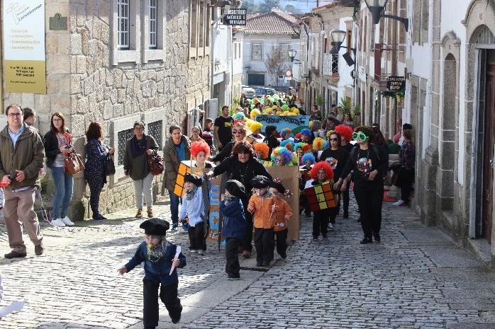 Área Sociocultural e Desportiva: Desfile de Carnaval das Escolas do Concelho: A folia carnavalesca saiu às ruas de Cerveira com muita