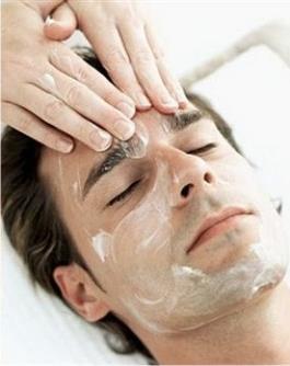 A limpeza de pele também é capaz de equilibrar o PH da epiderme, o que deixa a pele mais firme, hidratada,