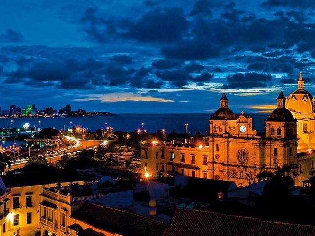 COLÔMBIA: CULTURA E PRAIA A descoberta das riquíssimas Cultura, História e arquitectura da fabulosa Cartagena das Índias, ao mesmo tempo usufruindo das belíssimas praias da região Dia 1 Partida de
