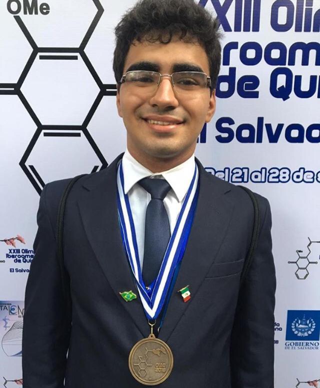 Orisvaldo Salviano Neto Representando os demais vencedores brasileiros da Olimpíada Ibero-americana de Química 50 th International Chemistry Olympiad Medalha de Bronze em 2018 Olimpíada