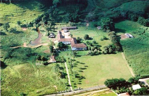 situação e ambiência O acesso à fazenda se faz por uma estrada de barro, por onde se