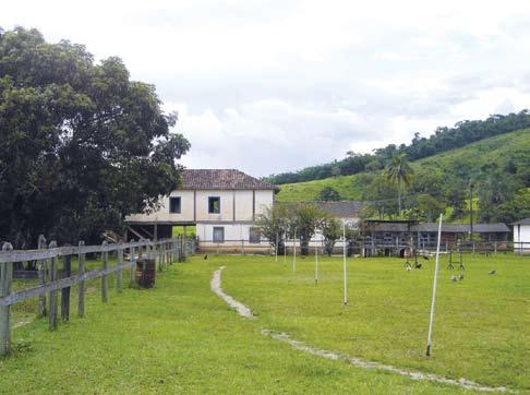 estrada, uma visão geral do conjunto construído e da paisagem natural.