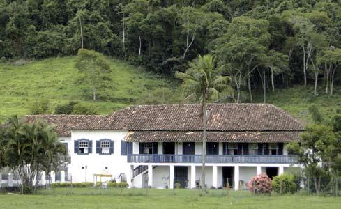 descrição arquitetônica A propriedade atual é formada pela casa principal um muro formado por alvenaria e grades em ferro delimita a área ocupada por esta e três terreiros de café um na frente da