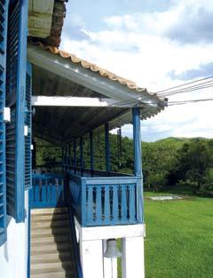 A fachada principal possuía originalmente um alpendre que permitia o acesso ao hall de entrada.