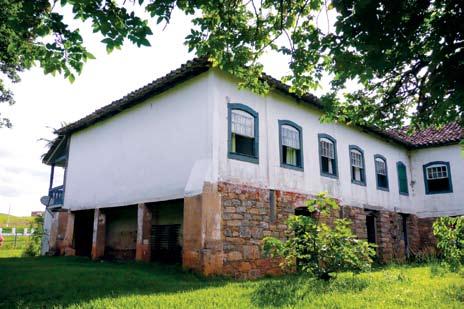 Atualmente encontramos uma varanda que cobre parcialmente sua extensão e apenas uma escada de acesso lateral, alterando substancialmente a feição original da fachada.