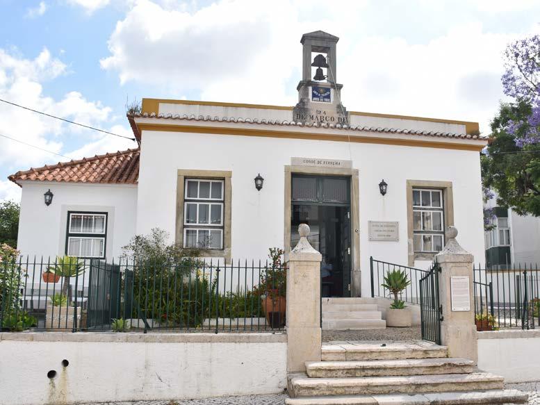 Escola Conde Ferreira Convidamos a entrar no Centro Histórico através do Beco da Água Ruça e conheça a típica Escola Conde Ferreira (1866) e o Antigo Edifício dos Paços do Concelho, que possui torre