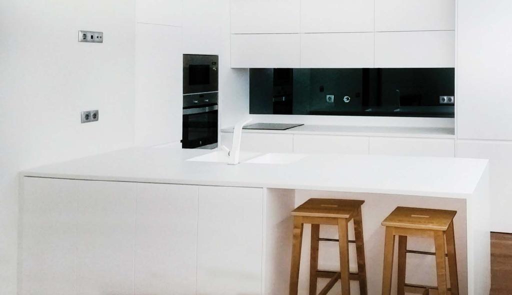 Um exemplo de cozinha clean produzida com o objetivo máximo de aproveitamento e claridade, para um espaço reduzido.