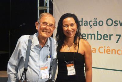 Pesquisador Benjamin Gilbert e a vice-diretora Erika Martins de Carvalho (Foto: Alexandre Matos) O público lotou a Tenda da Ciência Virgínia Schall, na sede da th Fiocruz, no Rio de Janeiro, nos três