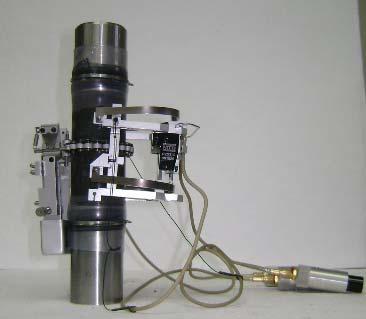 49 O processo continua com a montagem dos extensômetros elétricos ao redor do corpo de prova e logo na célula triaxial (figura 6) Figura 6.