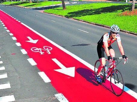 As ciclovias irão se estender até o centro da cidade. Também aqui é possível restringir o estacionamento de veículos ao longo das vias principais e leva-los para vias paralelas.