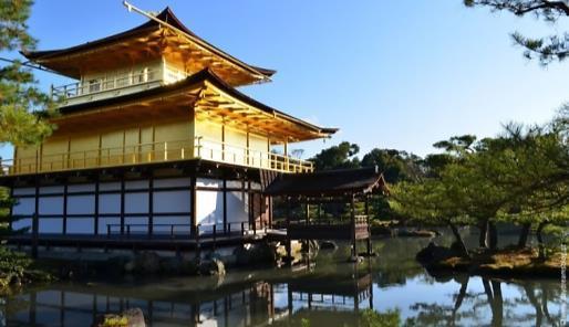 Suas estruturas de madeira cobertas com folhas de ouro chamam atenção em meio aos jardins do templo zenbudista Rokuonji.