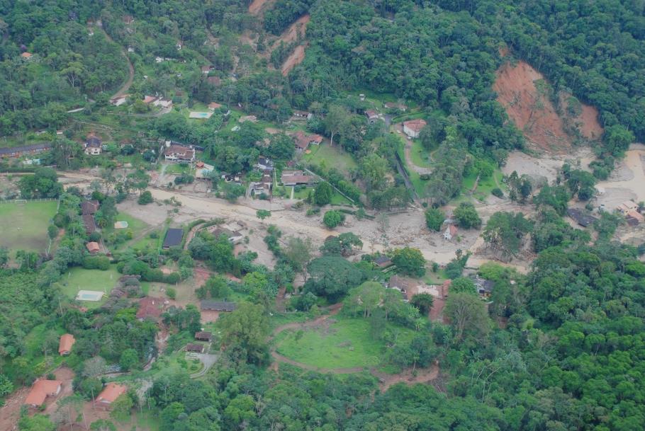 Figura 3: Reconstrução da área do entorno da Igrejinha da Posse destruída em 2011. As medidas de prevenção e preparação contra novos fluxos de detritos no Córrego do Príncipe.