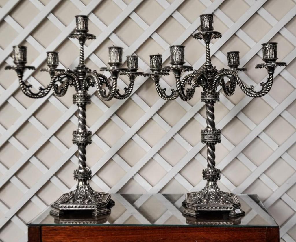 Par de candelabros de prata portuguesa, de estilo