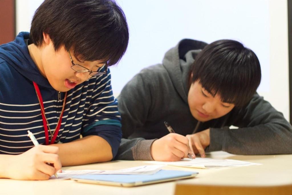 Estudo mostra que alunos com ancestralidade japonesa que vivem no Brasil têm desempenho escolar acima da média Na década de 1990, em uma decisão surpreendente, o governo japonês decidiu diminuir a