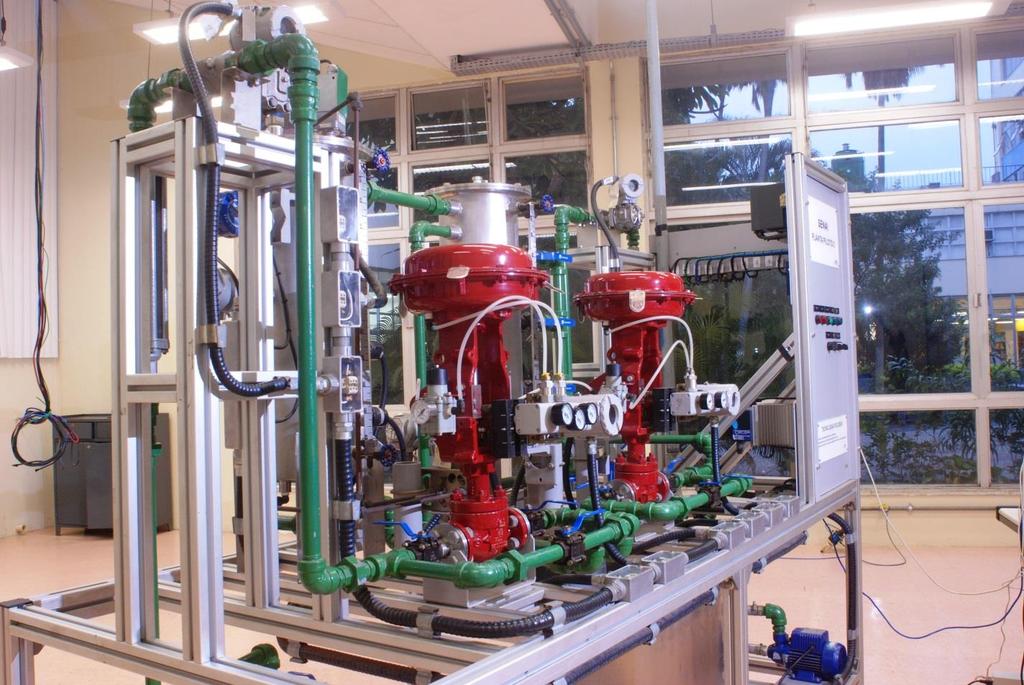 Laboratório de Instrumentação O Laboratório possui bancadas de calibração onde possibilita a simulação das principais variáveis de processo, tais como: nível, pressão, temperatura e vazão.