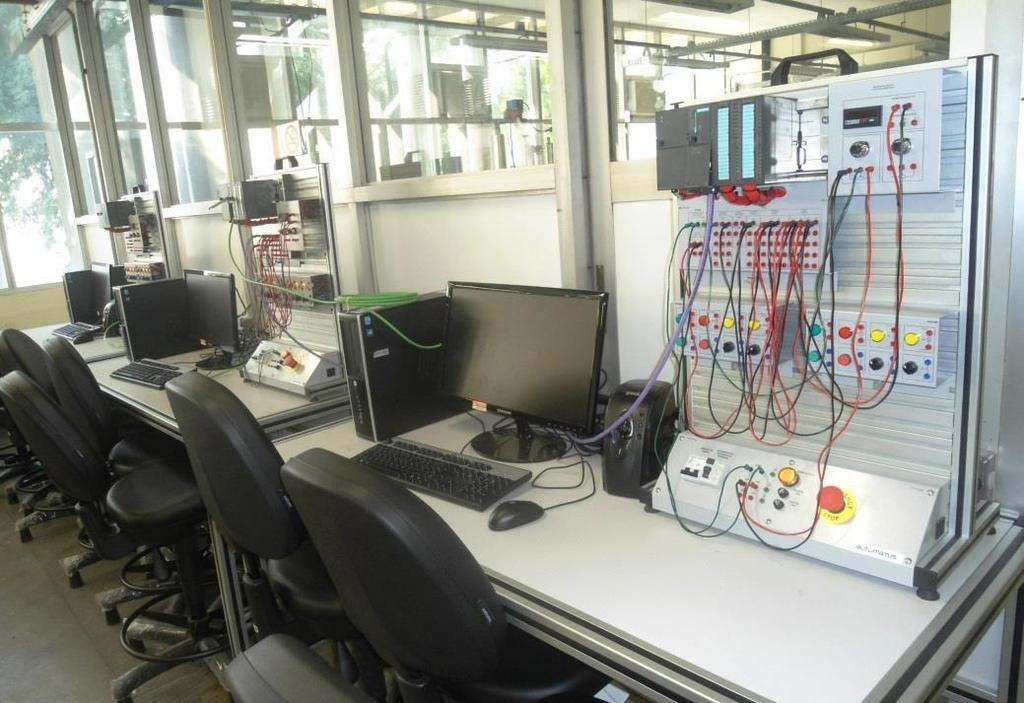 Laboratório de Automação Este Laboratório possui bancadas didáticas compostas pelos seguintes módulos: Controladores Lógicos Programáveis (CLP), IHM (Interface Homem Máquina), sinalização/acionamento