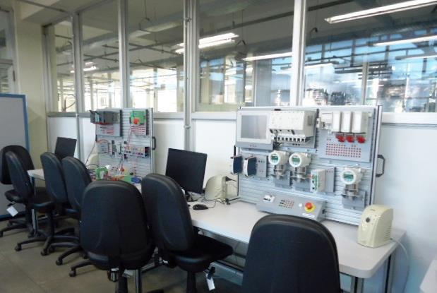 Laboratório de Redes Industriais Este Laboratório visa a integração de equipamentos de fabricantes diferentes utilizando alguns dos principais protocolos abertos do mercado Profibus, Ethernet, Modbus