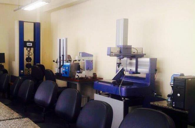Laboratório de Metrologia Neste Laboratório podem ser encontrados dispositivos de medições como paquímetros, micrômetros,