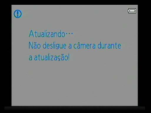 das ações acima pode fazer com que a câmera fique inoperante. 1 Insira o cartão de memória contendo o firmware dentro do compartimento do cartão de memória da câmera. 2 Ligue a câmera.