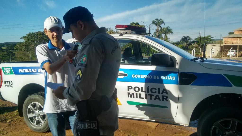 Figura 2: repórter Carlos André entrevistando policial militar para registro de ocorrências dos bolentis.