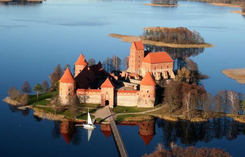 Dia 16, Segunda-feira - Vilnius Trakai Vilnius Café da manhã e city tour pela capital, passando pela a Catedral neoclássica, a Universidade, a Porta de Alba,