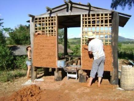 Figura 1: Construção de casa de taipa (pau-a-pique) muito comum em regiões do Nordeste brasileiro.