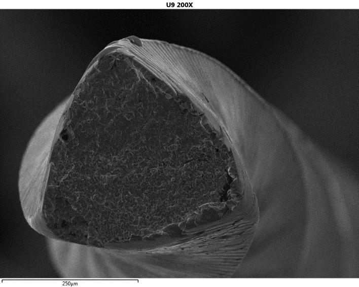 Figura 6: Microfotografia da superfície de fratura da lima ProTaper