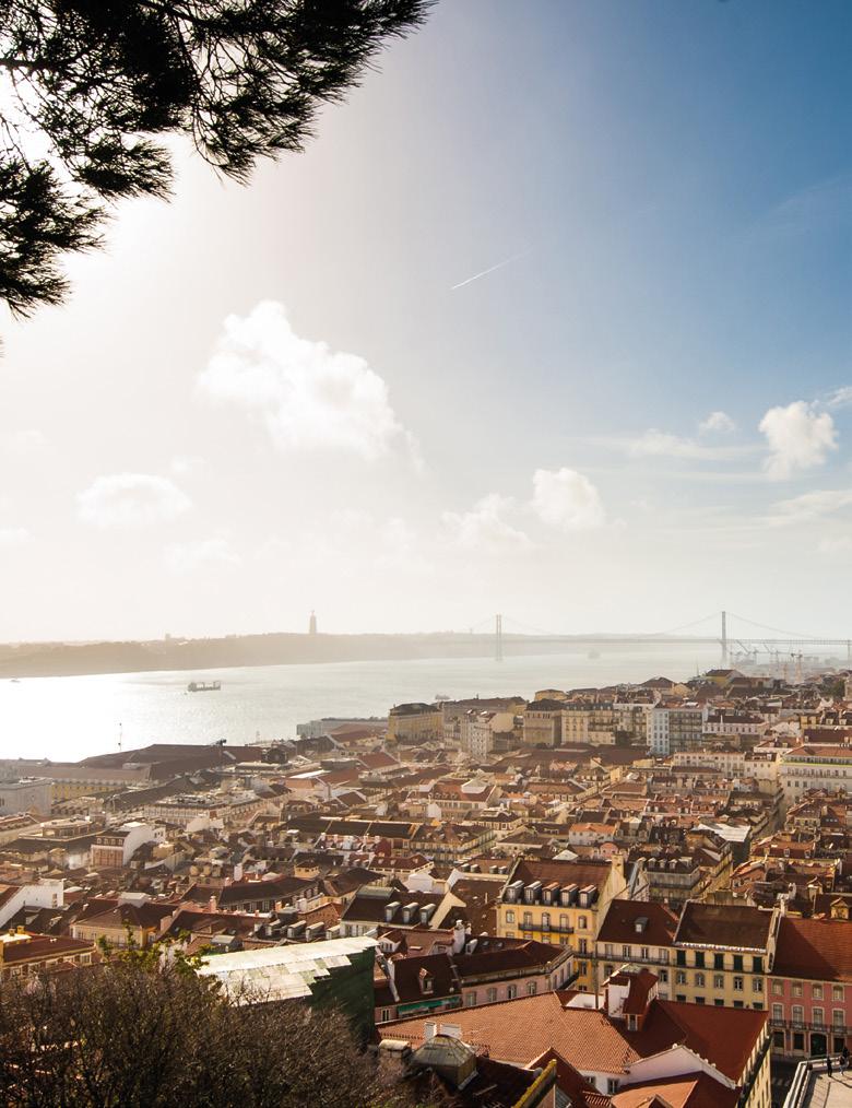 A CIDADE PERFEITA PARA VIVER THE PERFECT CITY TO LIVE O que torna Lisboa um lugar fantástico para viver é o facto da cidade parecer que tem tudo.