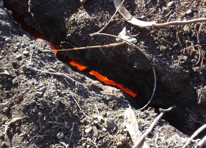 A Figura 2 A - Manchas de enxofre na superfície do solo, resultantes da combustão das escória; B - Lagoas de águas ácidas. (Fotografias de Cármen Ferreira, Março 2010).