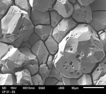 24 (a) mostra a microestrutura similar a AISI 316L, com um aumento de 500 vezes, onde observa o espaçamento normal entre os contornos grãos.