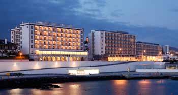 SÃO MIGUEL ((*( HOTEL S. MIGUEL PARK www.bensaude.pt Hotel inaugurado em Outubro 2004, localiza-se em Ponta Delgada, em frente à marina e dispõe de bonitas panorâmicas para a montanha e para o mar.