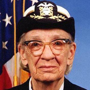 Dispositivos Eletromecânicos Grace Murray Hopper foi uma analista de sistemas da Marinha dos Estados Unidos nas décadas de 1940 e 1950. Era almirante.