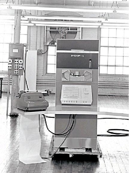 1960: Dispositivos Eletrônicos Benjamin Curley desenvolve o primeiro minicomputador,