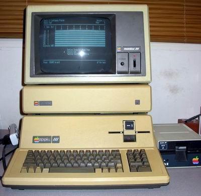 1980: Dispositivos Eletrônicos A Apple lança o computador pessoal Apple III; A Microsoft