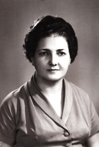 OPHELIA DOS SANTOS BRITTO (22/09/1912 19/11/1998) PROFESSORA ASSISTENTE DE ANATOMIA E ADJUNTA DE BIOQUÍMICA Nasceu Belmonte, cidade no Sul da Bahia, em 22 de setembro de 1912, filha de Antônio Félix