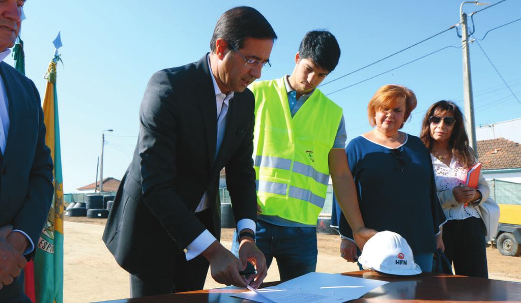 INTRODUÇÃO Exposição Amadeo inaugurada com atuação de Fernando Tordo Centenas de pessoas na inauguração da exposição que está patente no Museu Municipal Espinho até dia 15 dezembro Foi inaugurada a