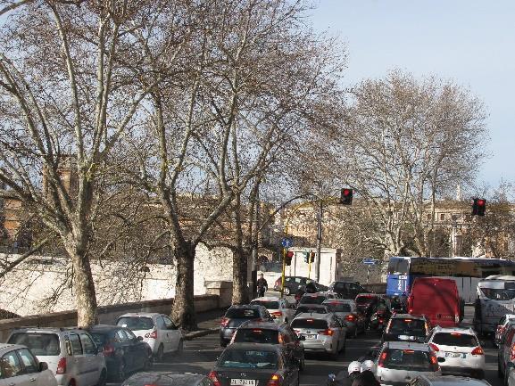 il traffico di Roma è imprevedibile, il percorso che, in macchina dura circa 40 minuti può arrivare a durare un ora e più.