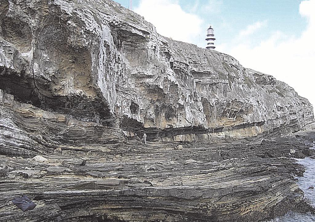 Figura 6 Lâmina petrográfica mostrando basalto coletado na Ilha de Santa Bárbara (descrição de S.