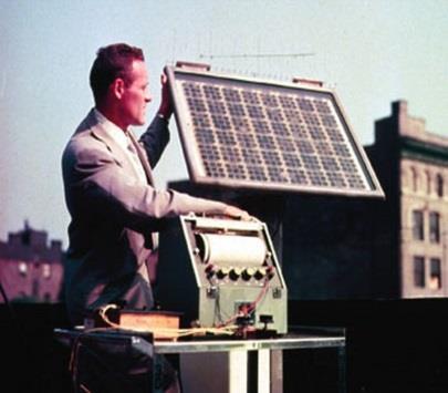 História da Energia Fotovoltaica 2 Em 1953, Calvin Fuller, Gerald Pearson e Daryl Chapin descobriram a célula solar de silício.