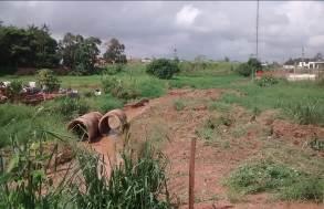 No perímetro urbano dos bairros entre as folhas 20, 21, 22, 27, 28 e 29 ainda percorrendo o curso do córrego, observamos que uma parte da população que vive as margens da Grota Criminosa sofre com os