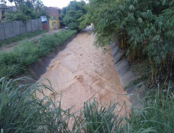 devido á uma forte chuva, alagando varias residências (Figuras 08 a 13).