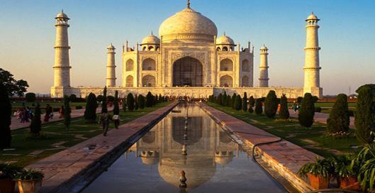 PALÁCIO DOS VENTOS O Hawa Mahal, ou Palácio dos Ventos, é um dos mais fascinantes monumentos da Índia e o principal cartão postal da cidade de Jaipur.