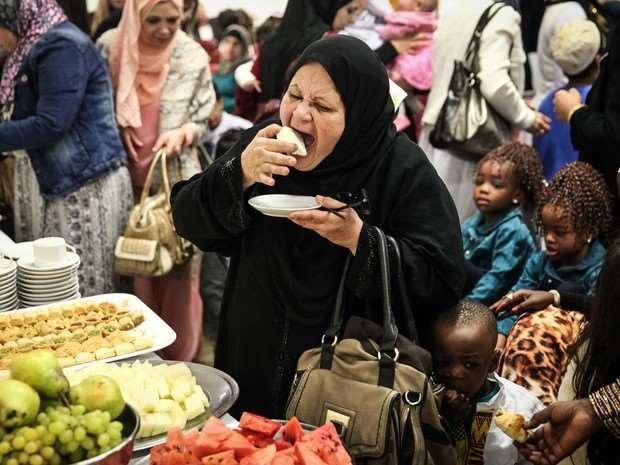 RAMADÃ O Ramadã é feito no nono mês do calendário islâmico Acredita-se que nesta