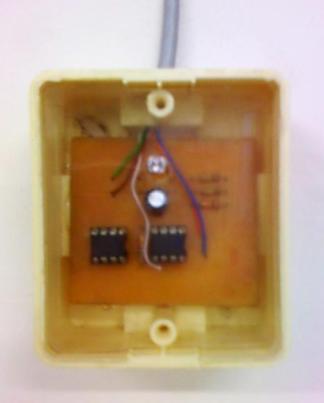 4 Figura 2 - Esquema elétrico do circuito montado para instrumentação do sensoriamento de iluminação ambiente Figura 3 - Caixa com sensor de iluminação instalada na parede do laboratório Além disso,