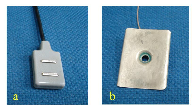 mm) e paralelas, com distância inter-eletrodos fixa de 10 mm. O revestimento do eletrodo apresenta a forma retangular, constituído de PVC (35 mm de comprimento, 20 mm de largura e 10 mm de espessura).